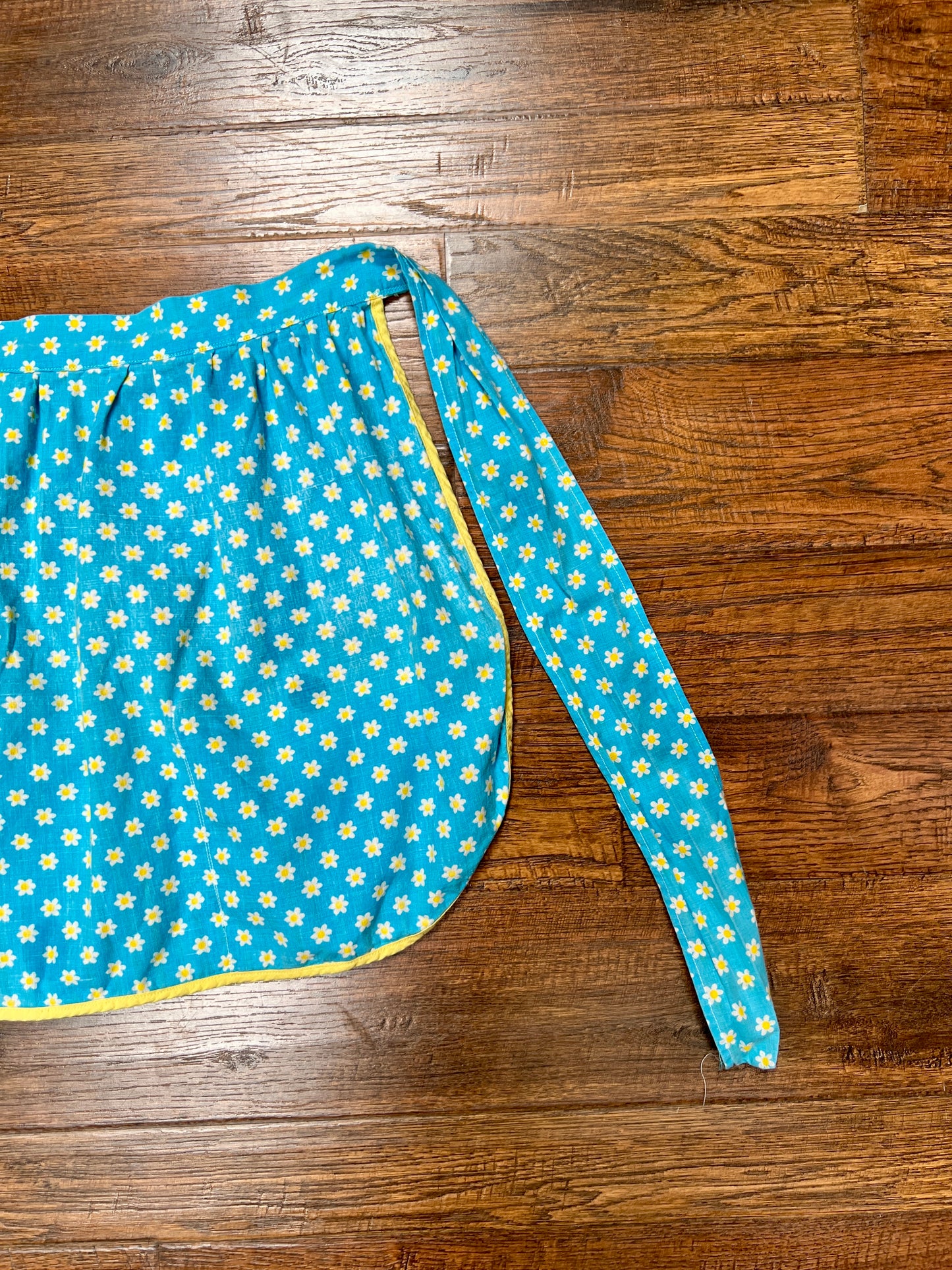 Vintage Cotton Tie Waist Half Apron – Blue Floral Daisy Print with Pockets