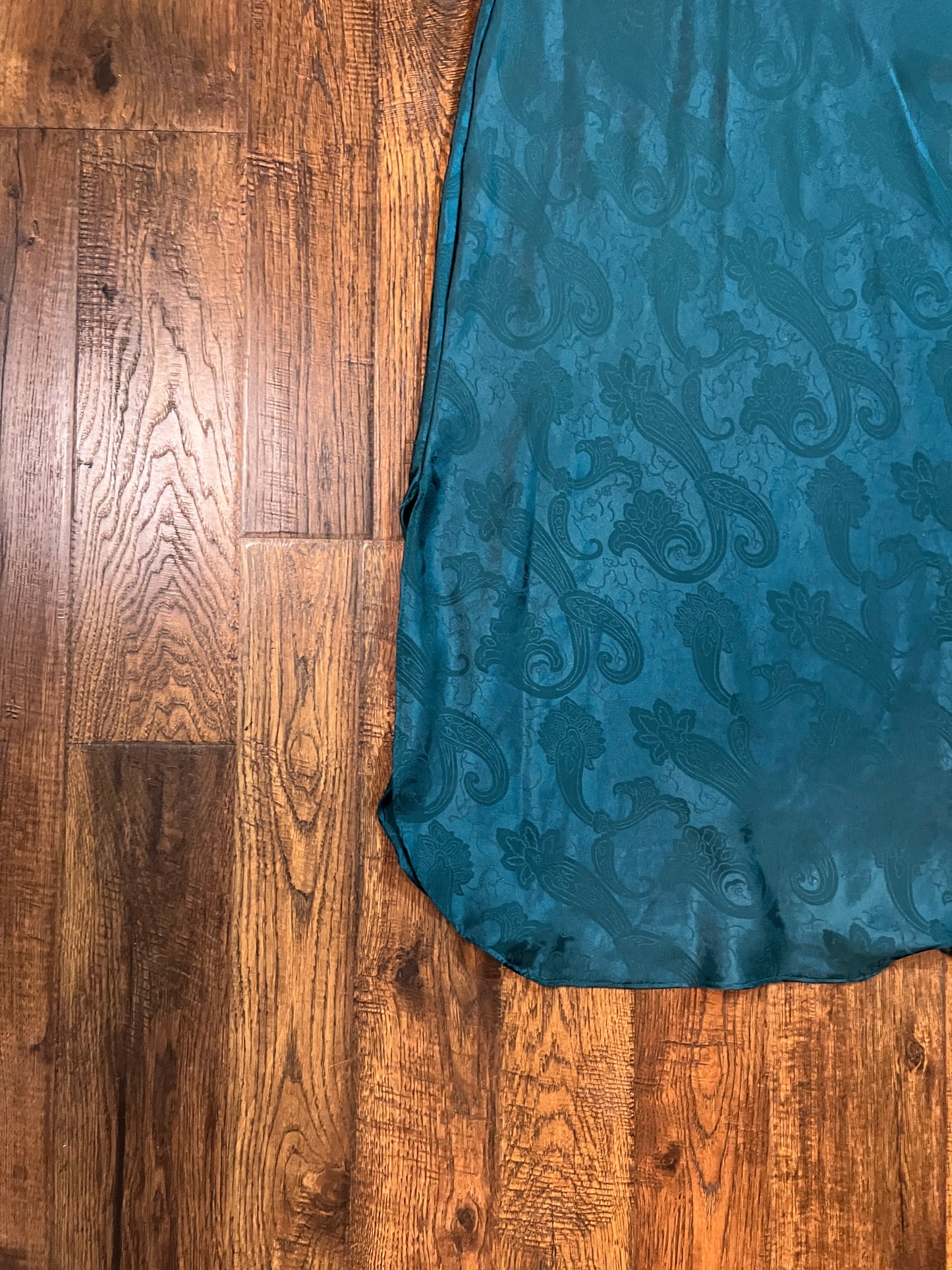 Vintage Clothing - V-Neck Below The Knee Nightgown - Emerald Green with Paisley Jacquard Print - Medium