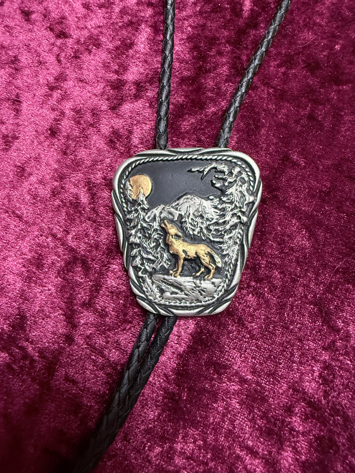 Vintage SSI Metal Bolo Tie – Howling Wolf + Moon Wilderness Scene