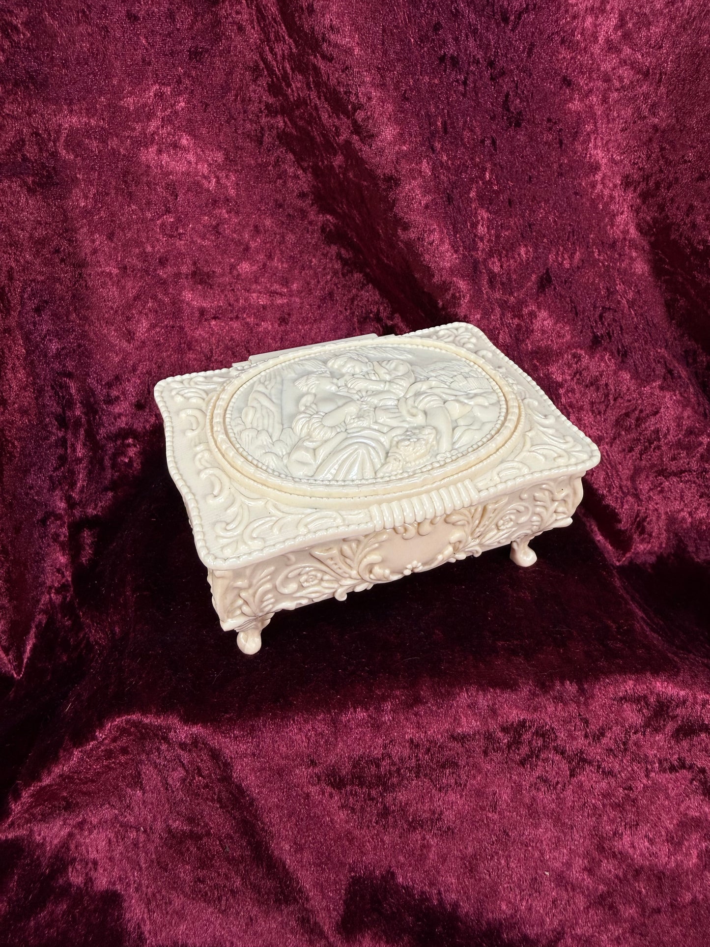 Vintage Cream Plastic Jewelry Box – Romantic French Couple Trinket Case