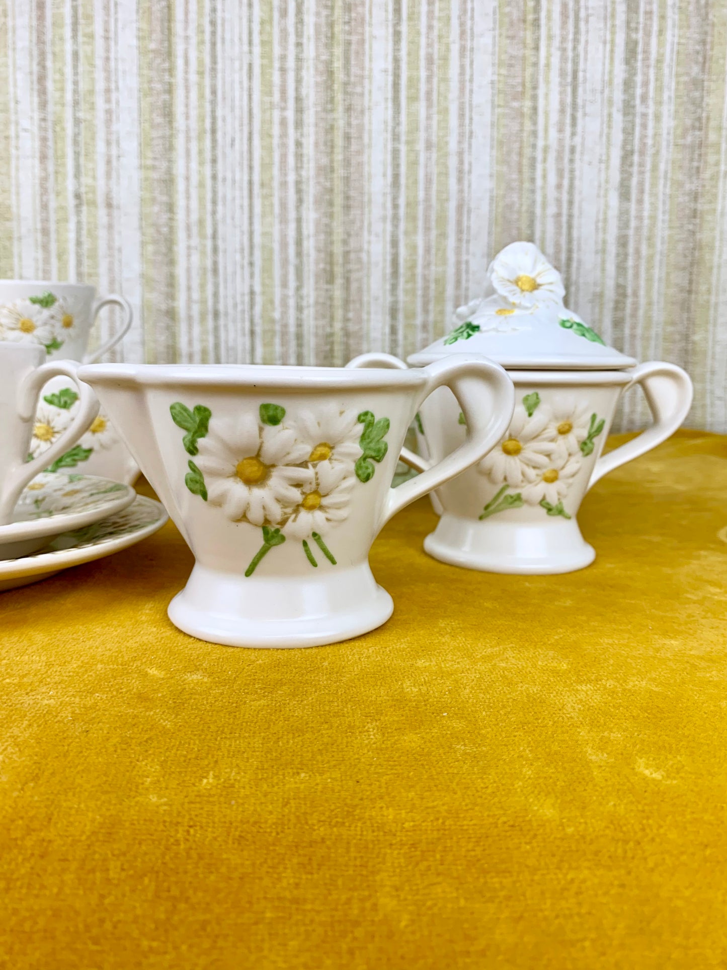 Retro Metlox Poppytrail Sculptural Daisy Breakfast Set - Made In California