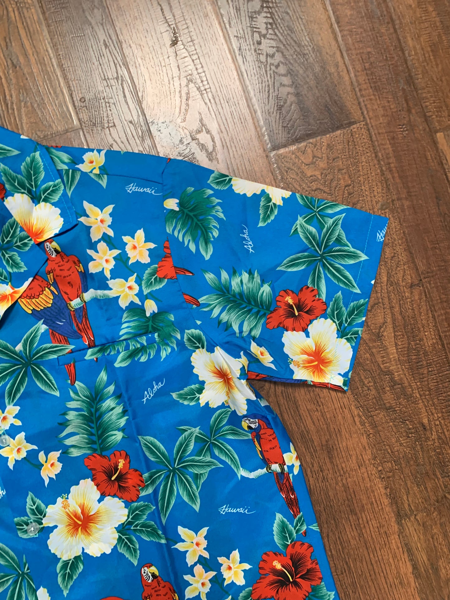 Vintage Clothing - Short Sleeve Button Up - Hawaiian Flowers and Parrots - Blue - Large - Made In Hawaii