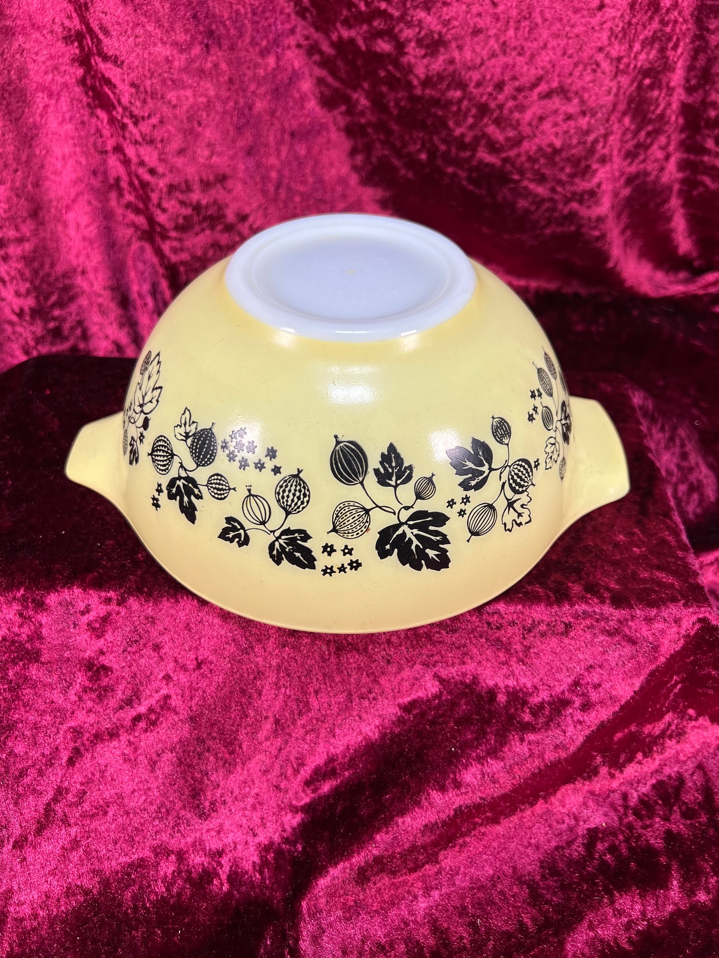Vintage Kitchen - Mixing Bowl - Gooseberry - Black and Yellow - Pyrex - 1.5 Quarts