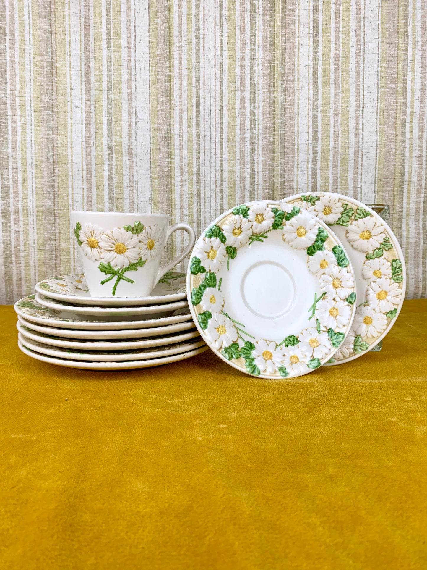 Retro Metlox Poppytrail Sculptural Daisy Breakfast Set - Made In California