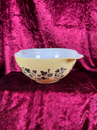 Vintage Kitchen - Mixing Bowl - Gooseberry - Black and Yellow - Pyrex - 1.5 Quarts