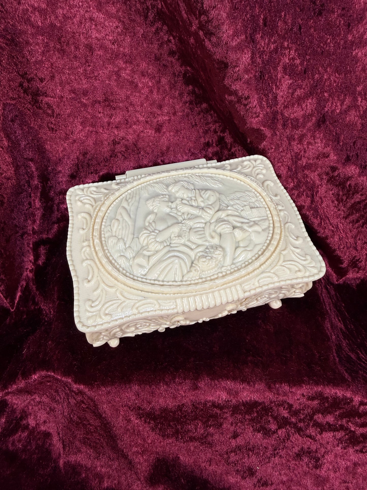 Vintage Cream Plastic Jewelry Box – Romantic French Couple Trinket Case