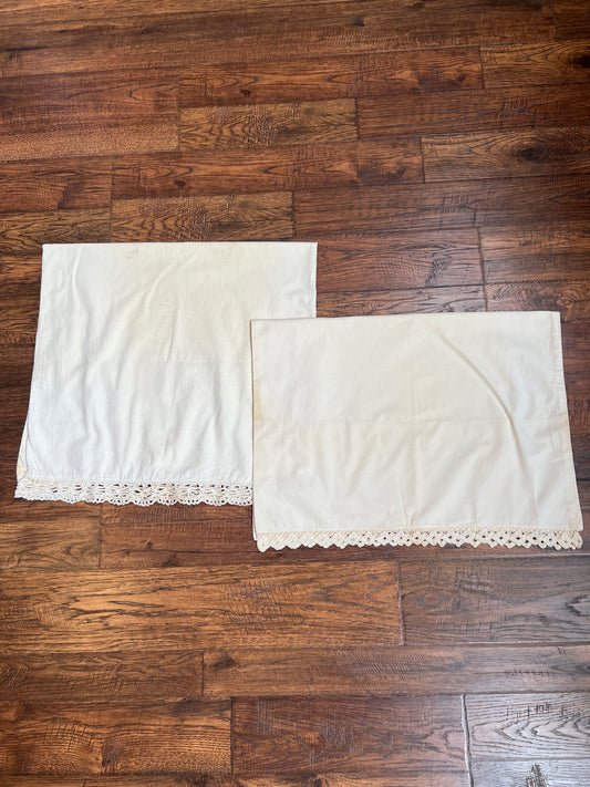 Vintage Linens - Pair of Lace Trim Pillowcases - Off White