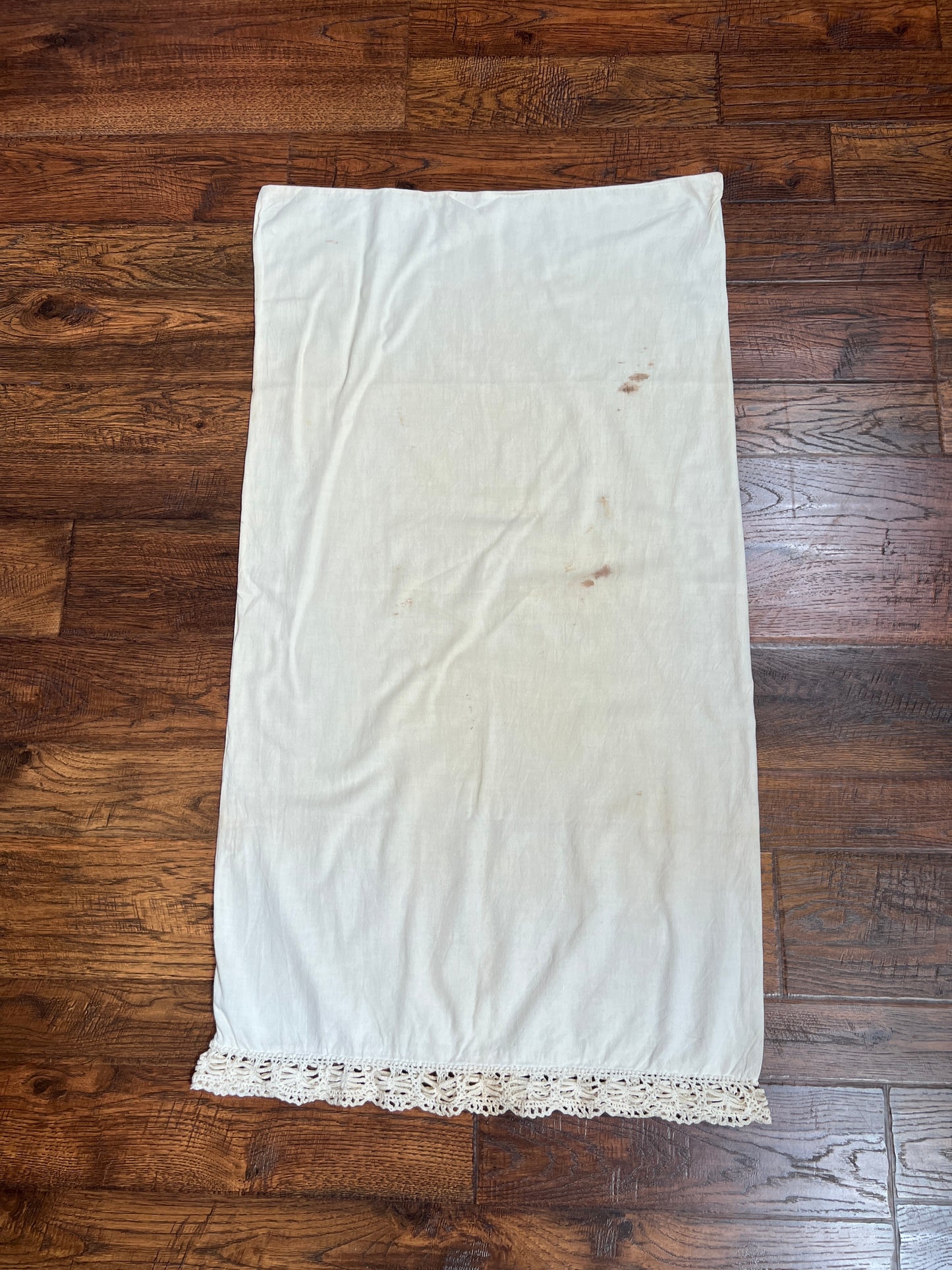 Vintage Linens - Pair of Lace Trim Pillowcases - Off White