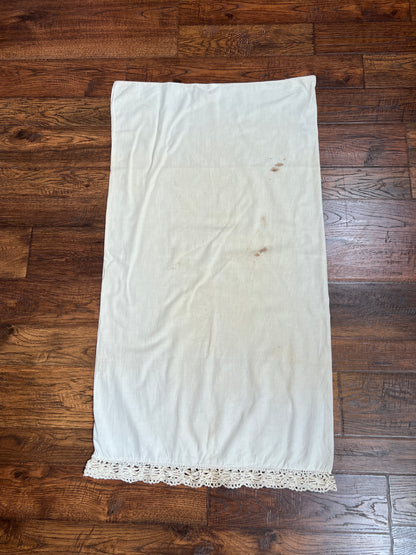 Vintage Linens - Pair of Lace Trim Pillowcases - Off White
