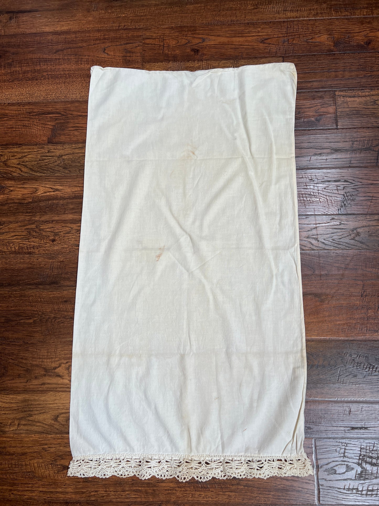 Vintage Linens - Pair of Lace Trim Pillowcases - Off White