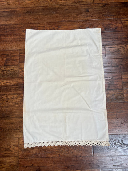 Vintage Linens - Pair of Lace Trim Pillowcases - Off White