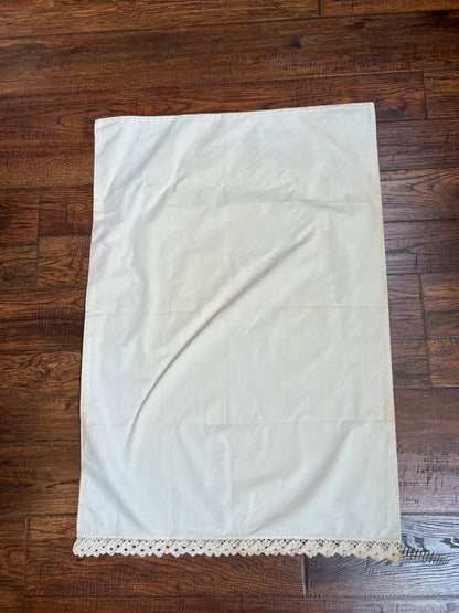 Vintage Linens - Pair of Lace Trim Pillowcases - Off White
