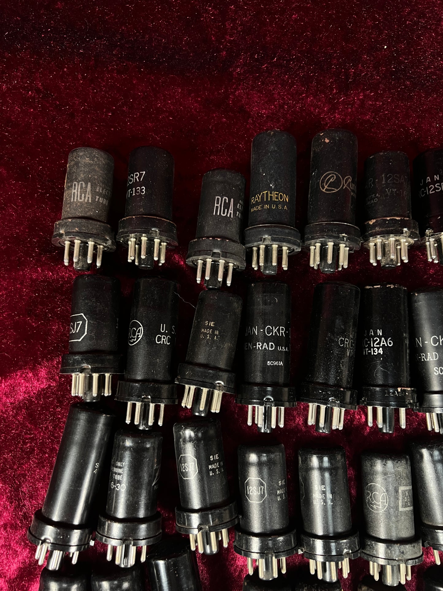 Vintage Glass Vacuum Tube Lot – 120+ Mixed RCA GE Tung-Sol Sylvania