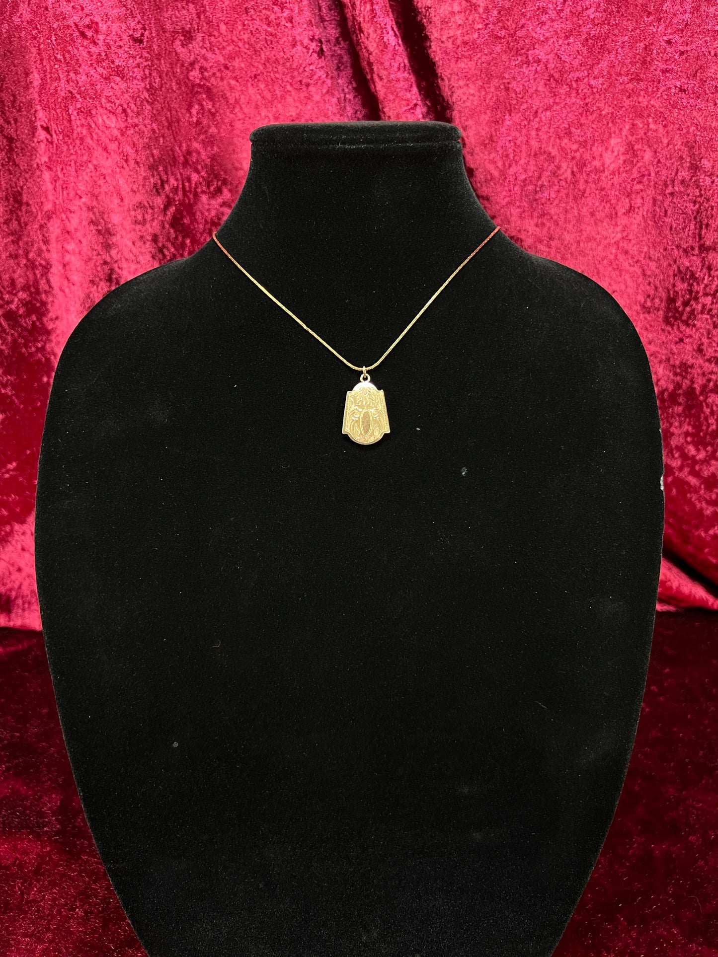 Vintage Gold Tone Locket Necklace - Art Deco Floral Keepsake Pendant