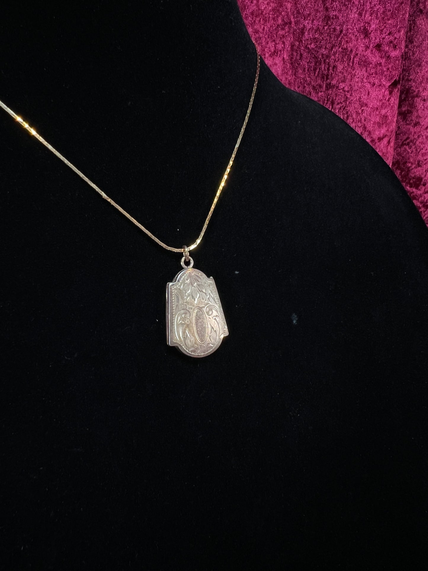 Vintage Gold Tone Locket Necklace - Art Deco Floral Keepsake Pendant