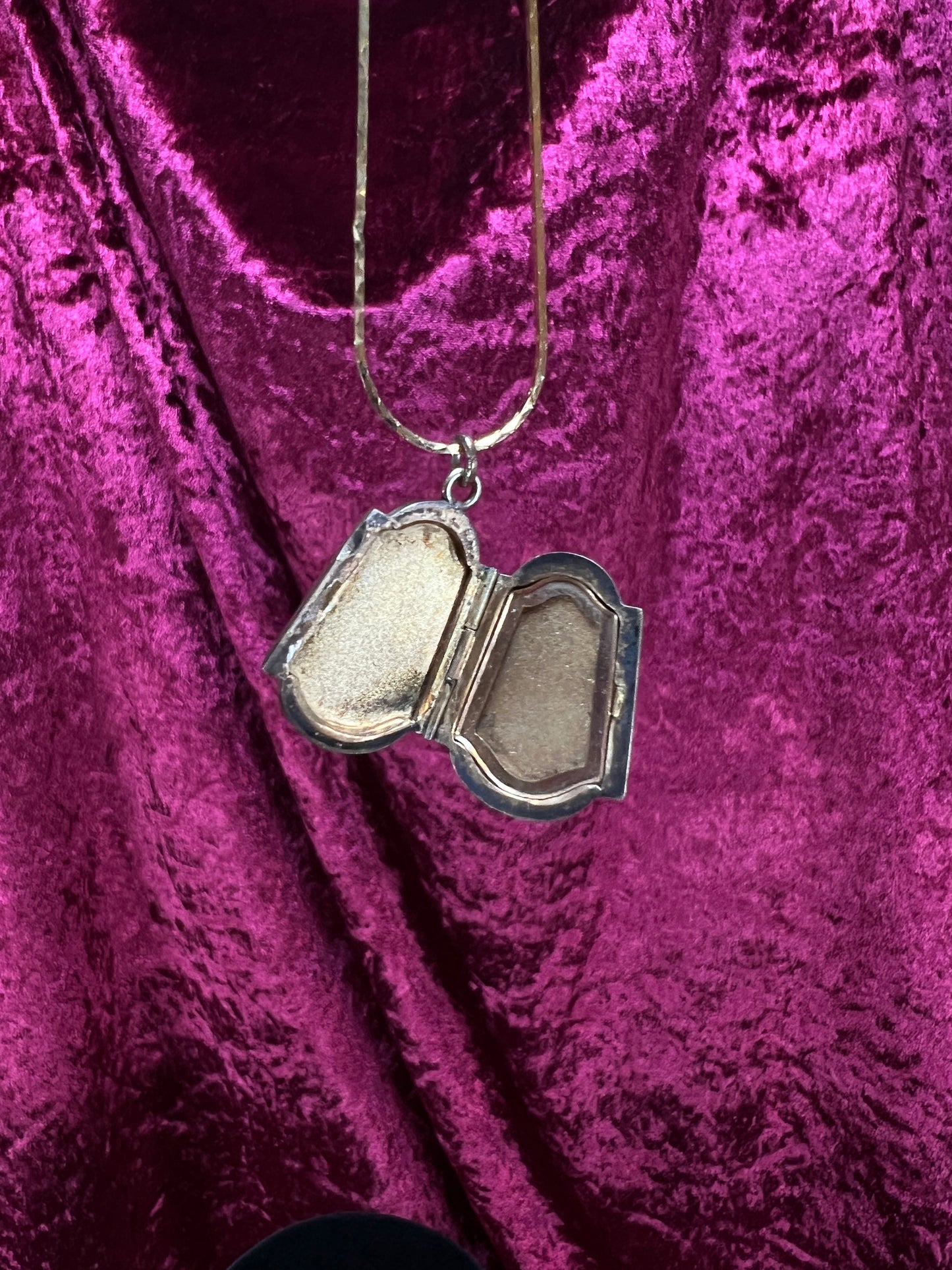 Vintage Gold Tone Locket Necklace - Art Deco Floral Keepsake Pendant