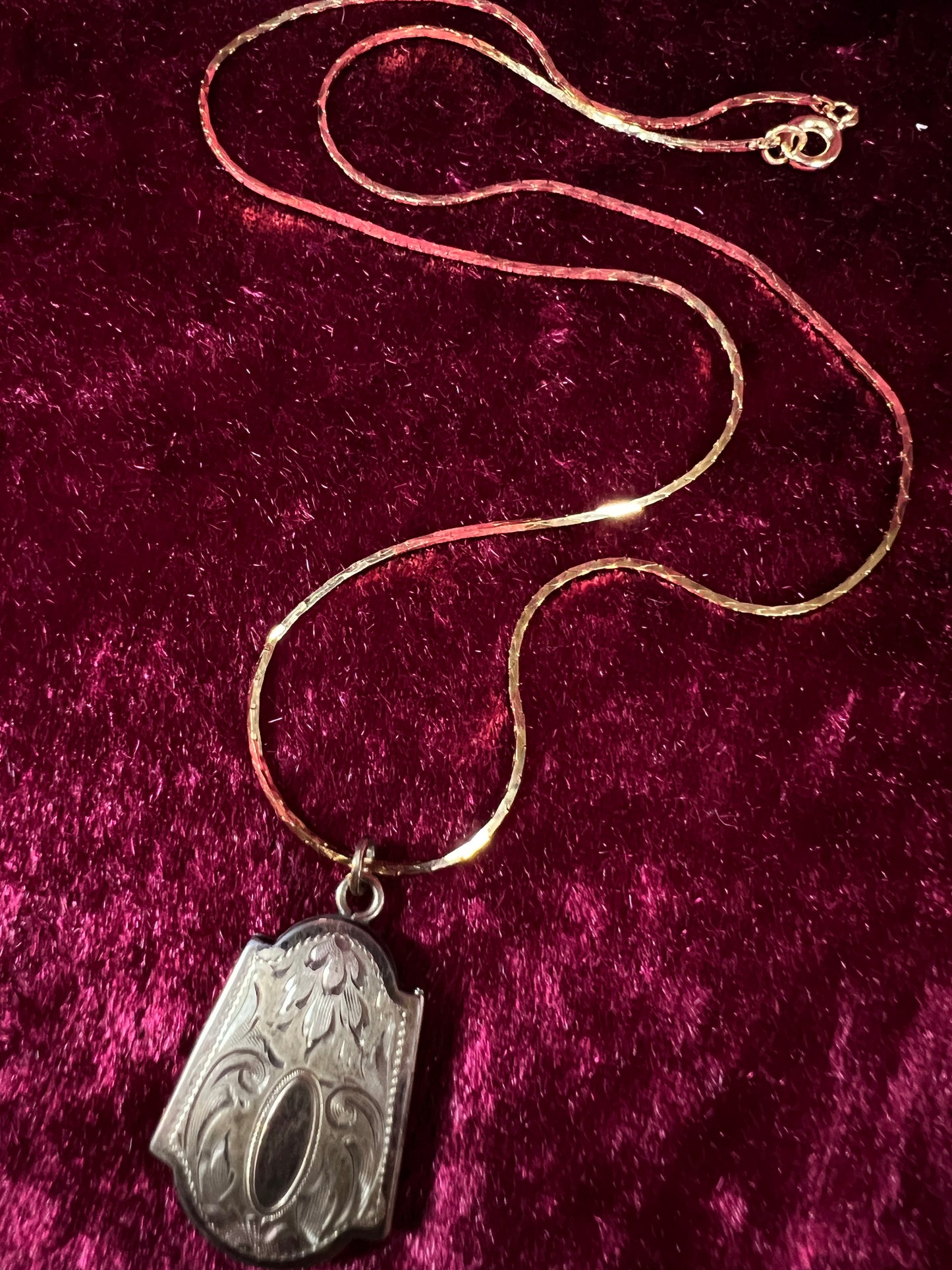 Vintage Gold Tone Locket Necklace - Art Deco Floral Keepsake Pendant